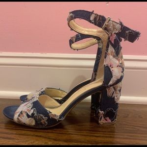 Jessica Simpson heeled floral sandals! Size 8.5